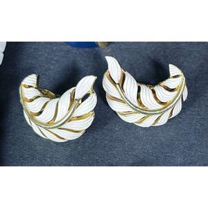 Vintage 80s Trifari Feather Leaf Enamel White Feather Lead Clip On Earrings 1in